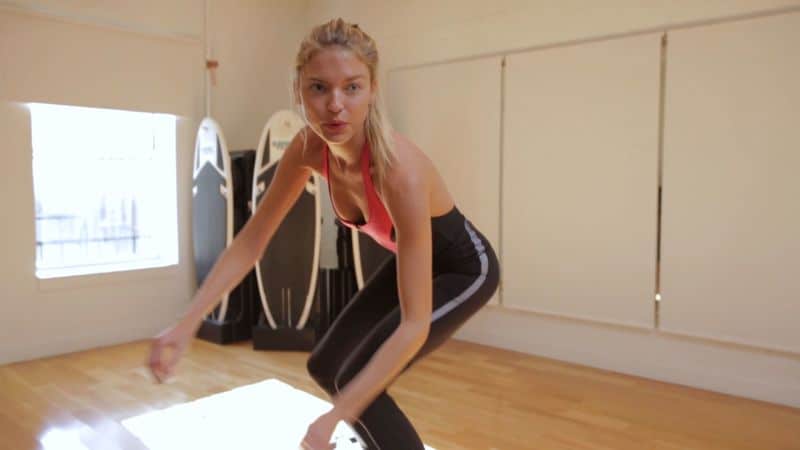 Aprende a surfear con la modelo Martha Hunt