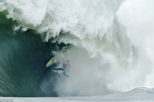 Arranca el Red Bull Cape Fear y se lleva a 3 surfistas al hospital 3 34F7D56E00000578 0 image a 34 1465195918966