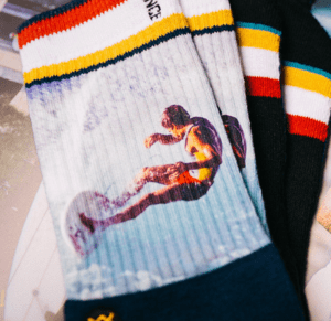 Jeff Divine el mejor fotógrafo de surf del siglo pasado y su nueva colección de calcetines