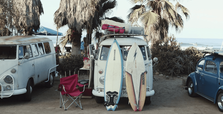 Es viernes, escapa de la oficina en una VW California y a surfear