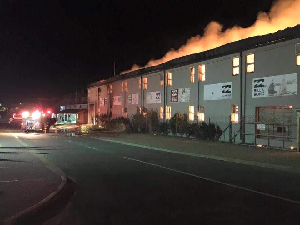 Un incendio destruye el almacén de Billabong en Sudáfrica 1 incendio billabong sudafrica