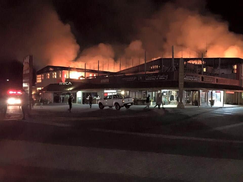 Un incendio destruye el almacén de Billabong en Sudáfrica 2 incendio billabong sudafrica