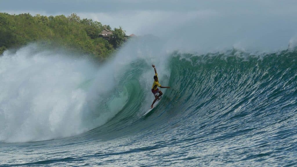 El surfista indonesio se impone en el Padang Padang a los competidores internacionales