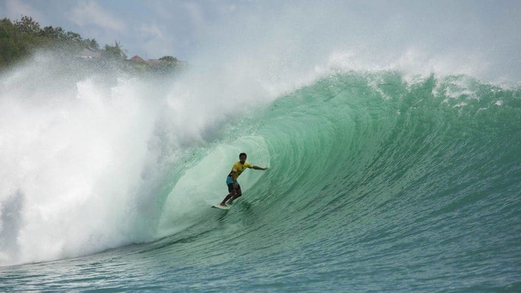 El surfista indonesio se impone en el Padang Padang a los competidores internacionales