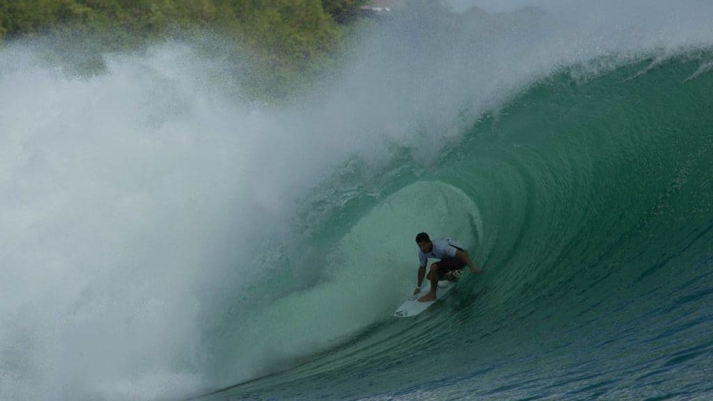El surfista indonesio se impone en el Padang Padang a los competidores internacionales