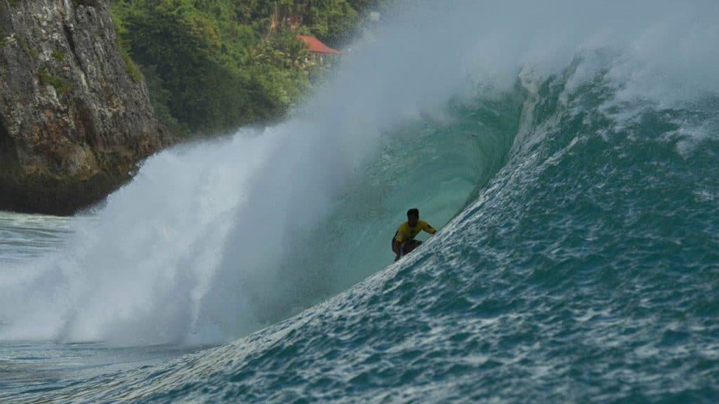 El surfista indonesio se impone en el Padang Padang a los competidores internacionales