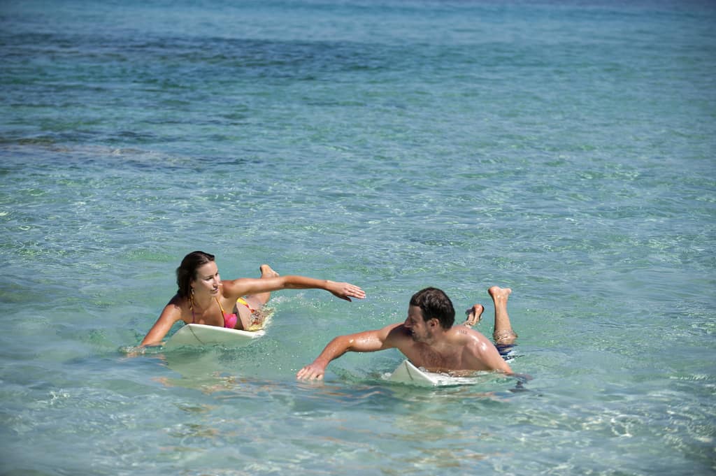 Ventajas y desventajas de hacer surf en pareja