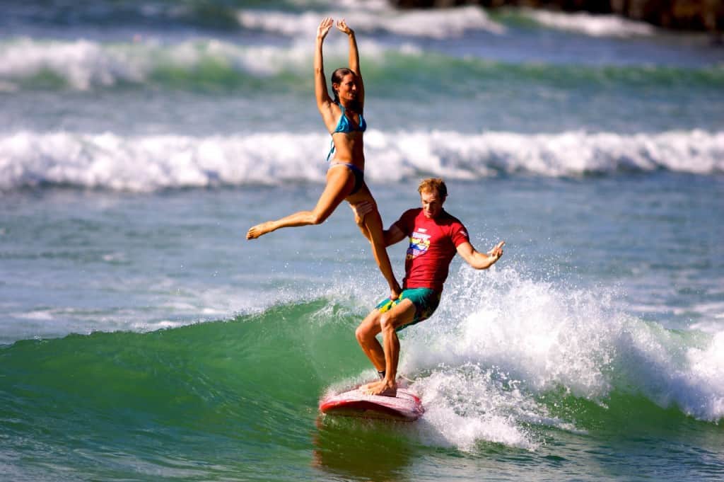 Ventajas y desventajas de hacer surf en pareja 1 tandem surfing
