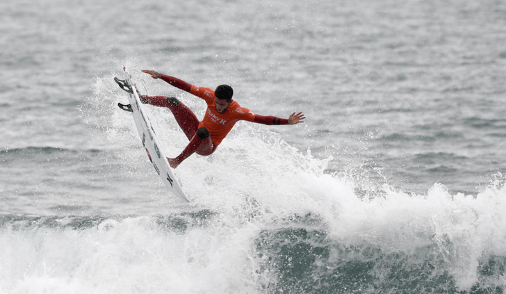 Filipe Toledo elimina a Kelly Slater