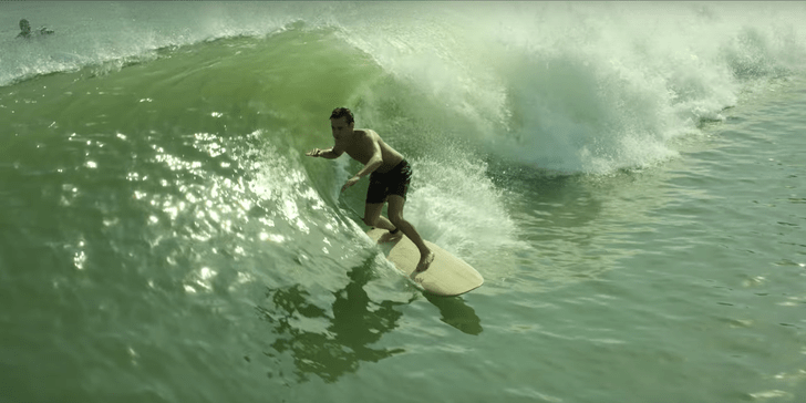 El primer no pro surfer en la ola de Kelly Slater