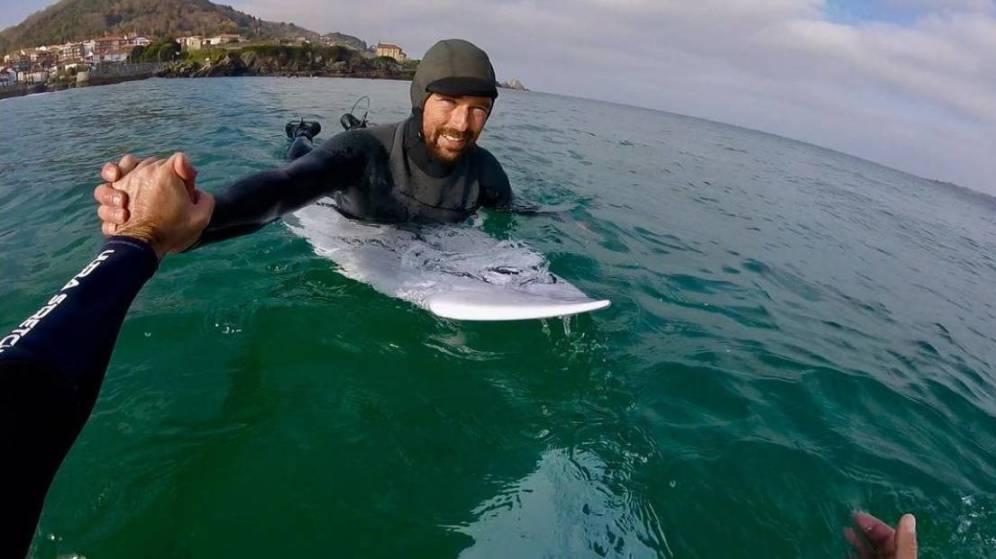 El surfista Kepa Acero vuelve a nacer