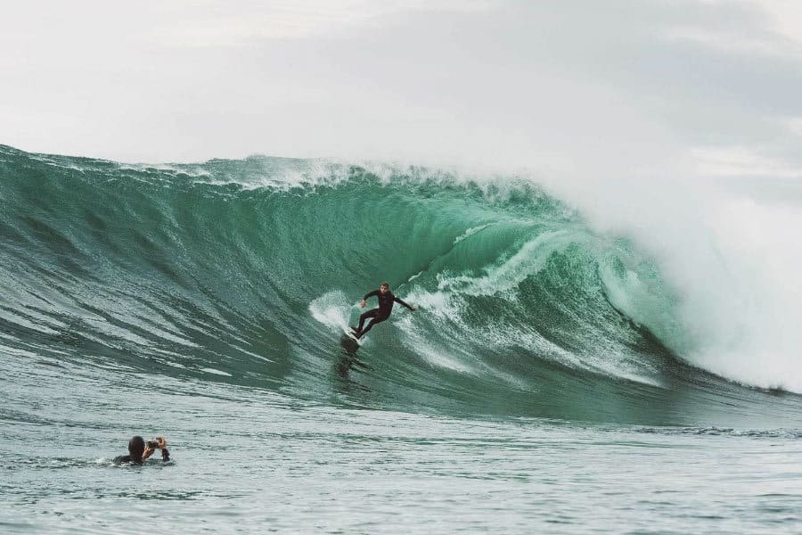 Mick Fanning recorriendo la costa irlandesa