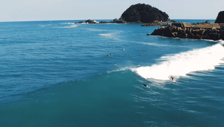 Surf a vista de dron en Japón