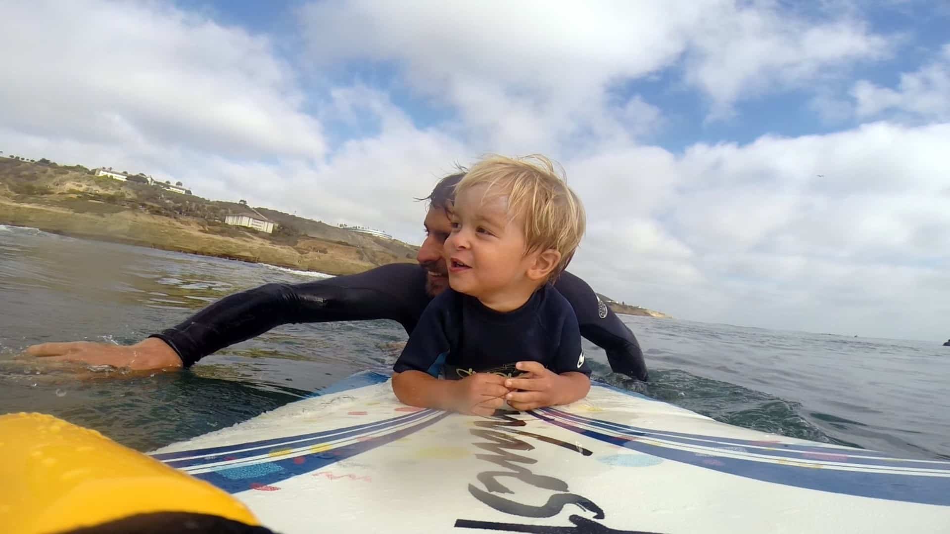 Sesión de surf con su hijo de 2 años