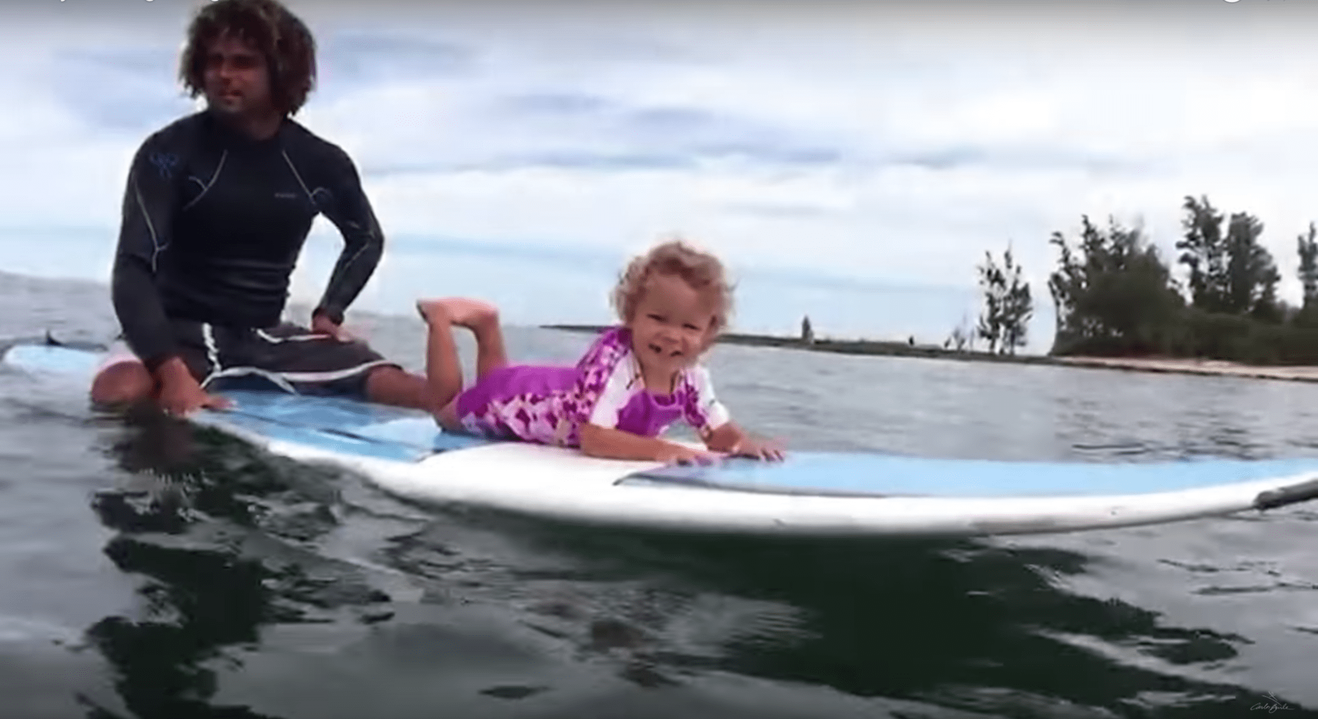 Cuando se surfea incluso antes que andar: Baby Surfers