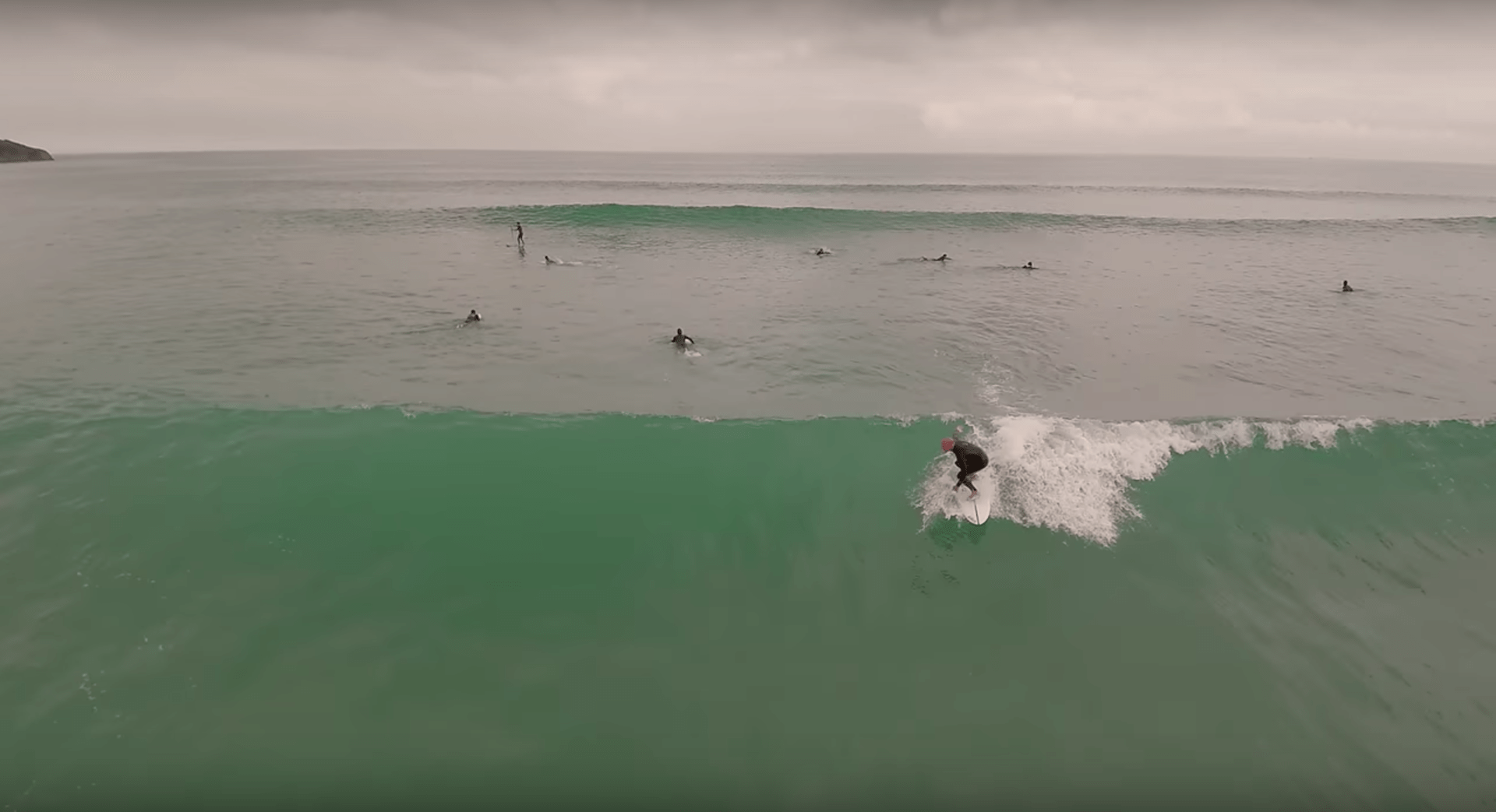 Olas de verano en Asturias a vista de drone