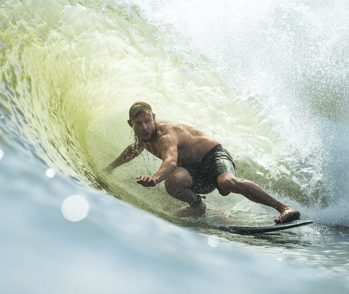 Mick Fanning visita la piscina de olas artificiales de Slater