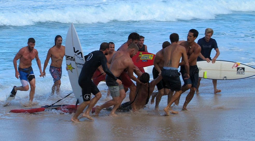 5 surfistas que estuvieron al borde de la muerte 4 5 surfistas que estuvieron al borde de la muerte