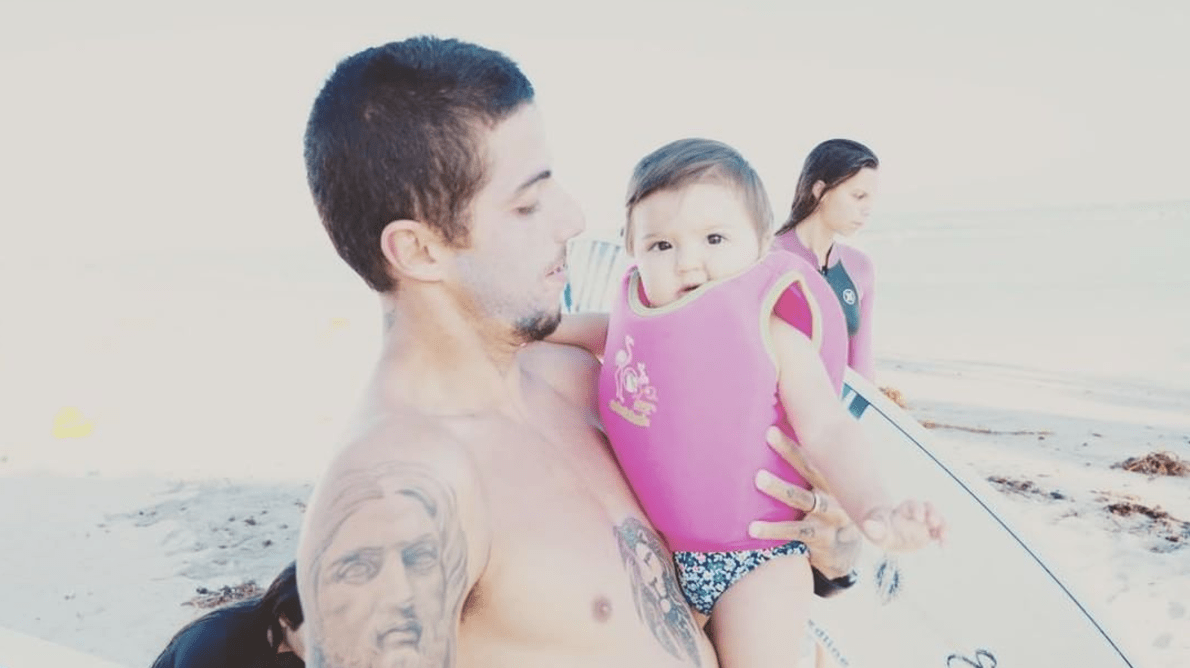 Filipe Toledo y la primeras olas de su hija de 10 meses