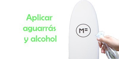 Cómo dar parafina en una tabla de surf 2 Aplicar aguarras y alcohol