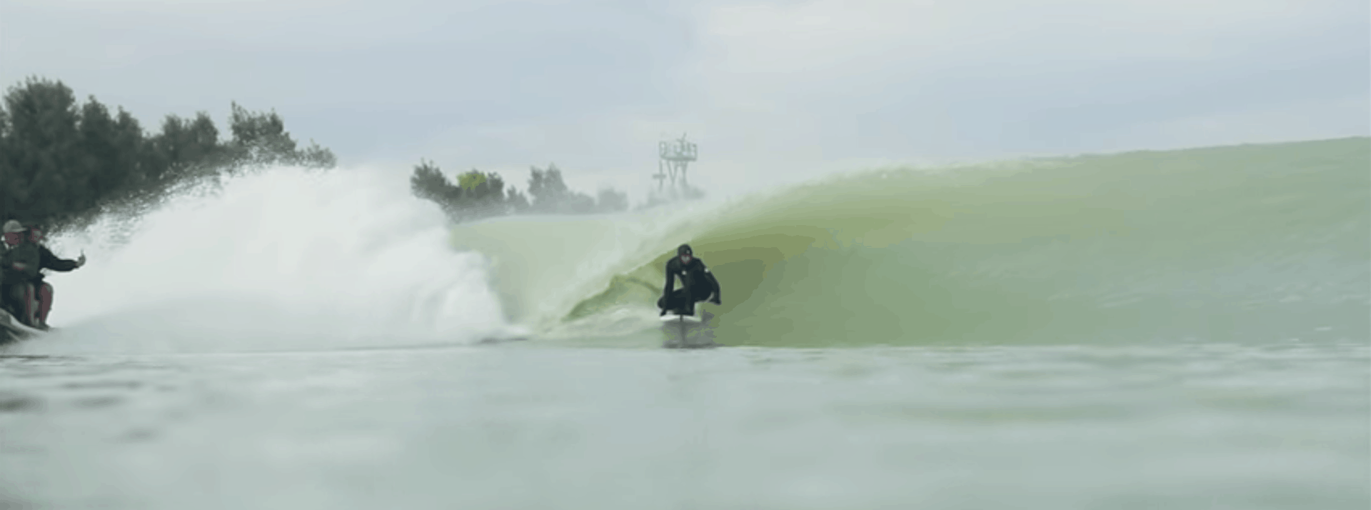 Lewis Hamilton surfeando en el rancho de Slater