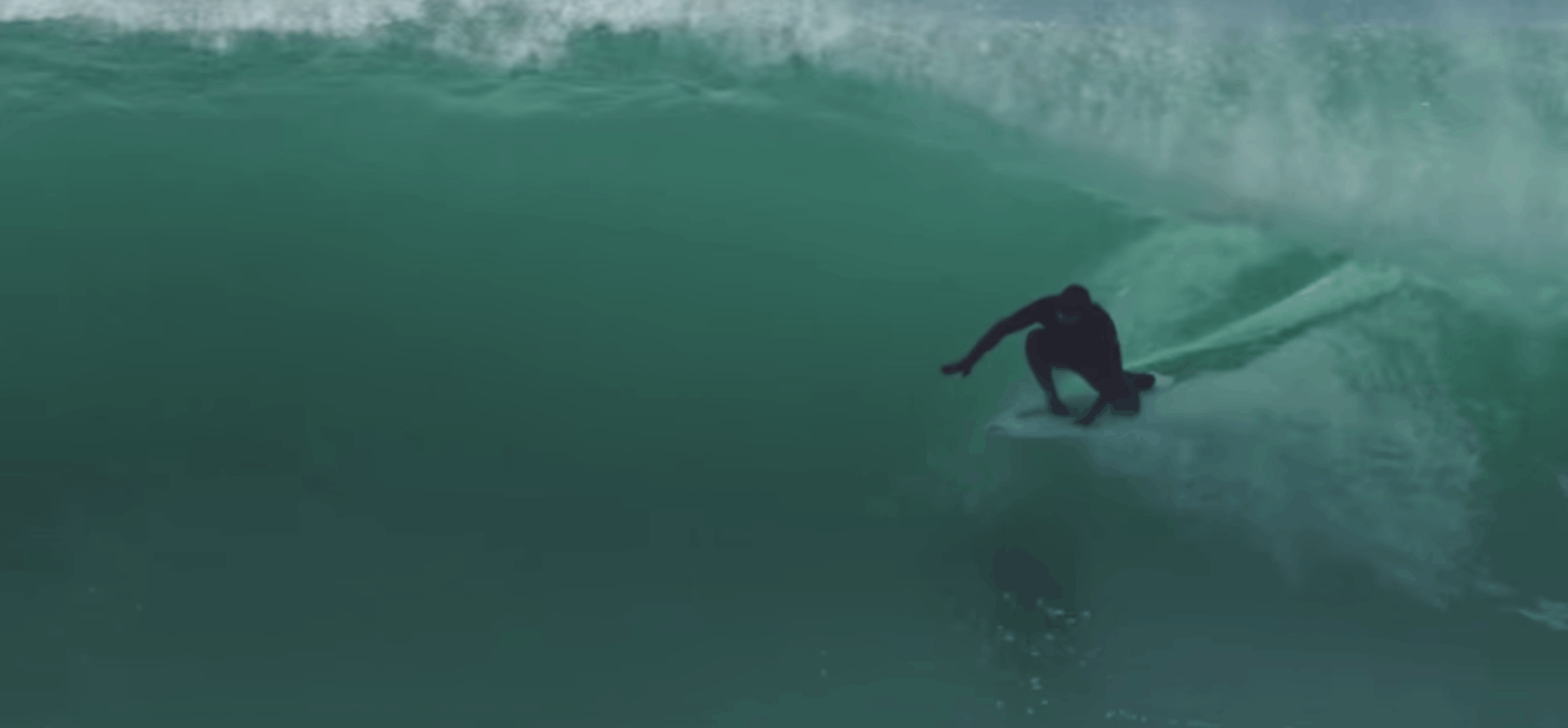 Marc Lacomare surfeando en Las Landas