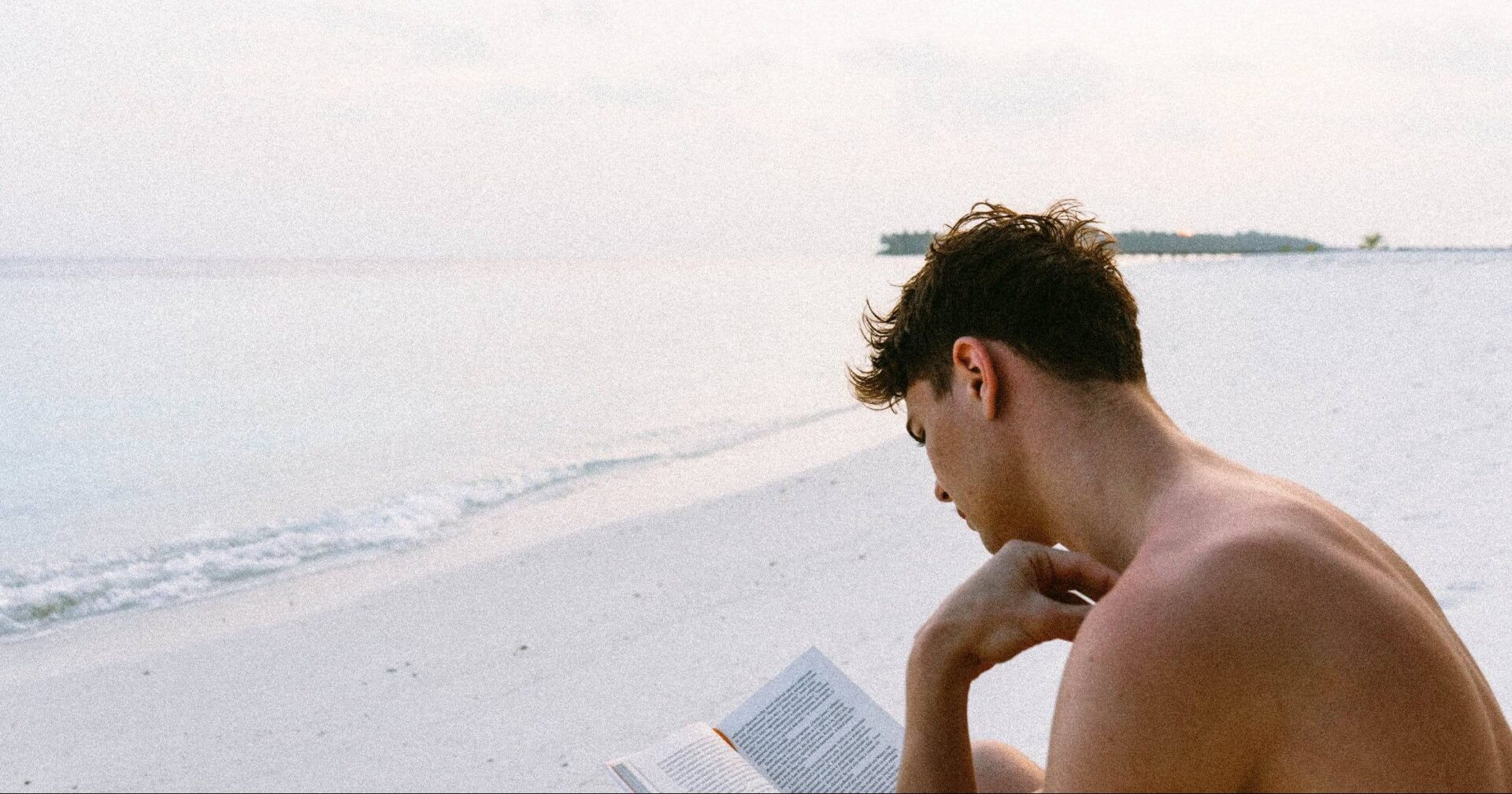 LOS MEJORES LIBROS DE SURF 1 leyendo en la playa e1633334876267