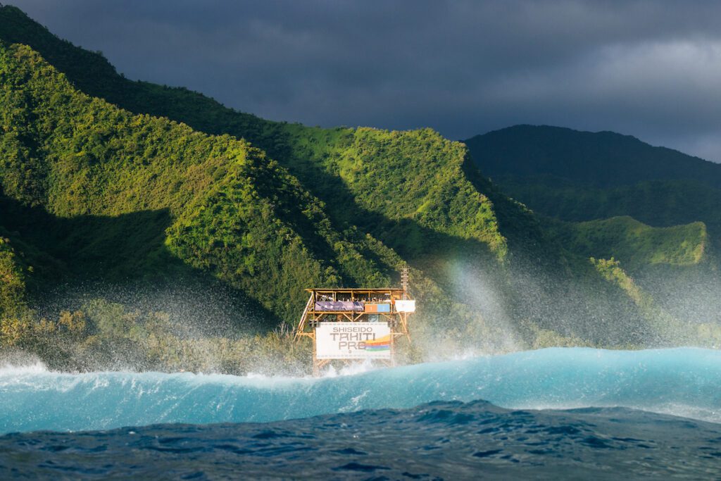 Protestas en Teahupoo contra la torre de los Juegos olímpicos 1 teahupoo